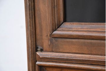 ヨーロッパビンテージ　小振りなサイズ!!　落ち着いた木味の縦型キャビネット(戸棚、収納棚、カップボード、食器棚、ヴィンテージ)(R-083205)