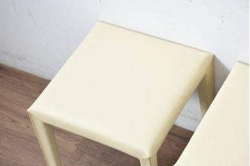 中古　美品　希少な廃番品　AbitaStyle(アビタスタイル)　モダンデザイン　リサイクルレザー　モダンでミニマルなデザインが空間に清潔感を与えるスツール4脚セット(椅子、イス、バラ売り可能)(R-083207)