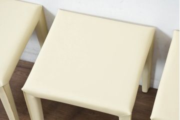 中古　美品　希少な廃番品　AbitaStyle(アビタスタイル)　モダンデザイン　リサイクルレザー　モダンでミニマルなデザインが空間に清潔感を与えるスツール4脚セット(椅子、イス、バラ売り可能)(R-083207)