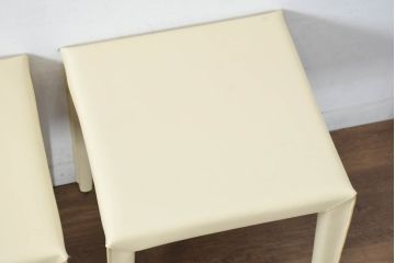 中古　美品　希少な廃番品　AbitaStyle(アビタスタイル)　モダンデザイン　リサイクルレザー　モダンでミニマルなデザインが空間に清潔感を与えるスツール4脚セット(椅子、イス、バラ売り可能)(R-083207)