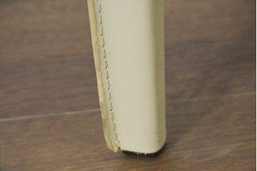 中古　美品　希少な廃番品　AbitaStyle(アビタスタイル)　モダンデザイン　リサイクルレザー　モダンでミニマルなデザインが空間に清潔感を与えるスツール4脚セット(椅子、イス、バラ売り可能)(R-083207)