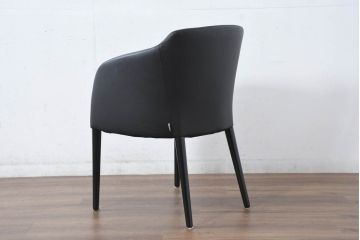 中古　美品　IDC大塚家具取り扱い　Elba(エルバ)　Emozione(エモジオーネ)　モダンな空間に上品なアクセントを添える本革ダイニングチェア2脚セット(レザー、アームチェア、イス、椅子、バラ売り可能)(定価約27万円)(R-083208)