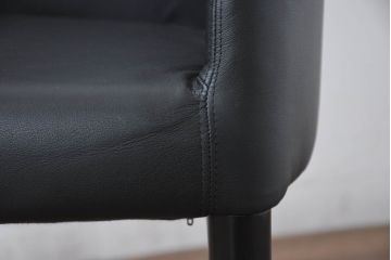中古　美品　IDC大塚家具取り扱い　Elba(エルバ)　Emozione(エモジオーネ)　モダンな空間に上品なアクセントを添える本革ダイニングチェア2脚セット(レザー、アームチェア、イス、椅子、バラ売り可能)(定価約27万円)(R-083208)