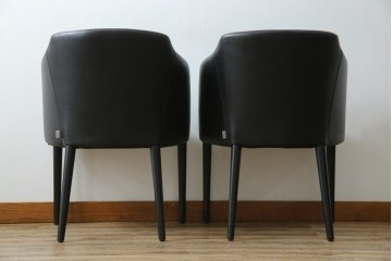 中古　美品　IDC大塚家具取り扱い　Elba(エルバ)　Emozione(エモジオーネ)　モダンな空間に上品なアクセントを添える本革ダイニングチェア2脚　セット定価約27万円　(R-083208)