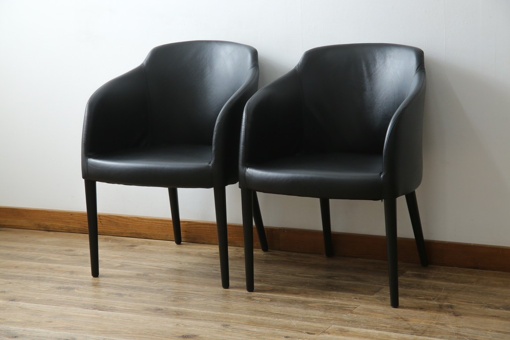 中古　美品　IDC大塚家具取り扱い　Elba(エルバ)　Emozione(エモジオーネ)　モダンな空間に上品なアクセントを添える本革ダイニングチェア2脚　セット定価約27万円　(R-083208)