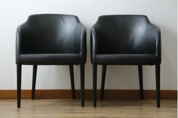 中古　美品　IDC大塚家具取り扱い　Elba(エルバ)　Emozione(エモジオーネ)　モダンな空間に上品なアクセントを添える本革ダイニングチェア2脚　セット定価約27万円　(R-083208)