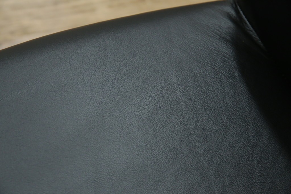 中古　美品　IDC大塚家具取り扱い　Elba(エルバ)　Emozione(エモジオーネ)　モダンな空間に上品なアクセントを添える本革ダイニングチェア2脚　セット定価約27万円　(R-083208)