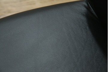 中古　美品　IDC大塚家具取り扱い　Elba(エルバ)　Emozione(エモジオーネ)　モダンな空間に上品なアクセントを添える本革ダイニングチェア2脚　セット定価約27万円　(R-083208)