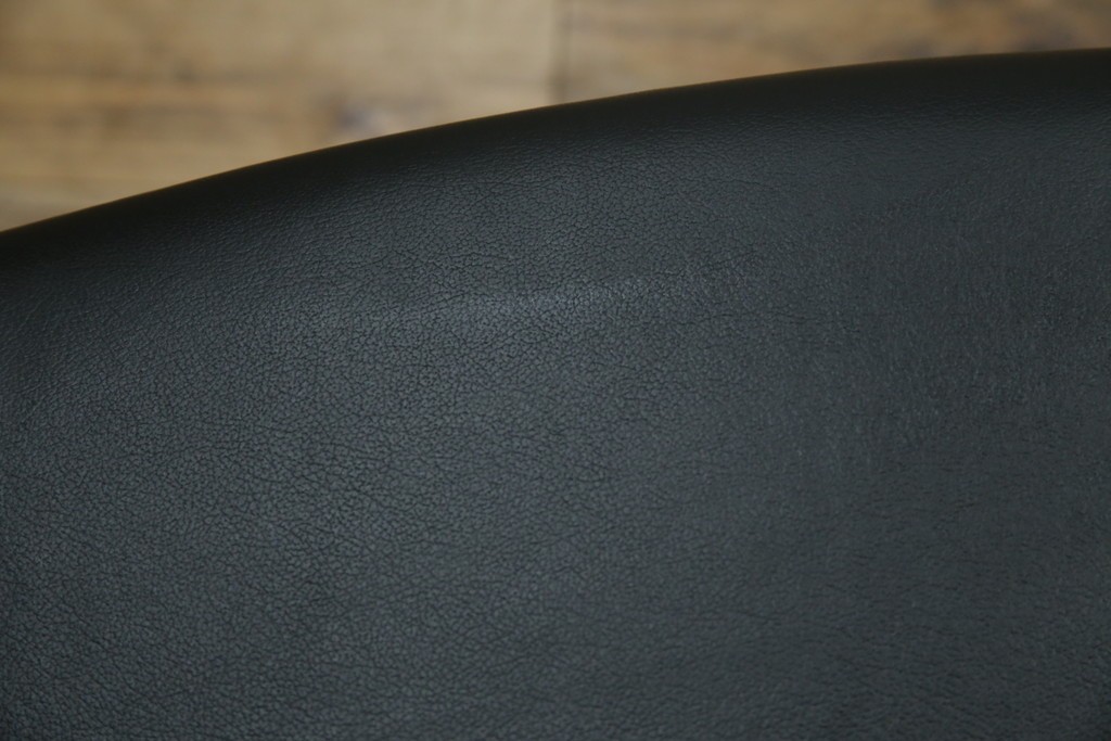 中古　美品　IDC大塚家具取り扱い　Elba(エルバ)　Emozione(エモジオーネ)　モダンな空間に上品なアクセントを添える本革ダイニングチェア2脚　セット定価約27万円　(R-083208)