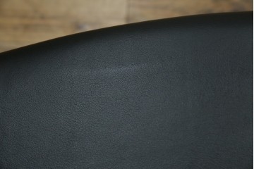 中古　美品　IDC大塚家具取り扱い　Elba(エルバ)　Emozione(エモジオーネ)　モダンな空間に上品なアクセントを添える本革ダイニングチェア2脚　セット定価約27万円　(R-083208)