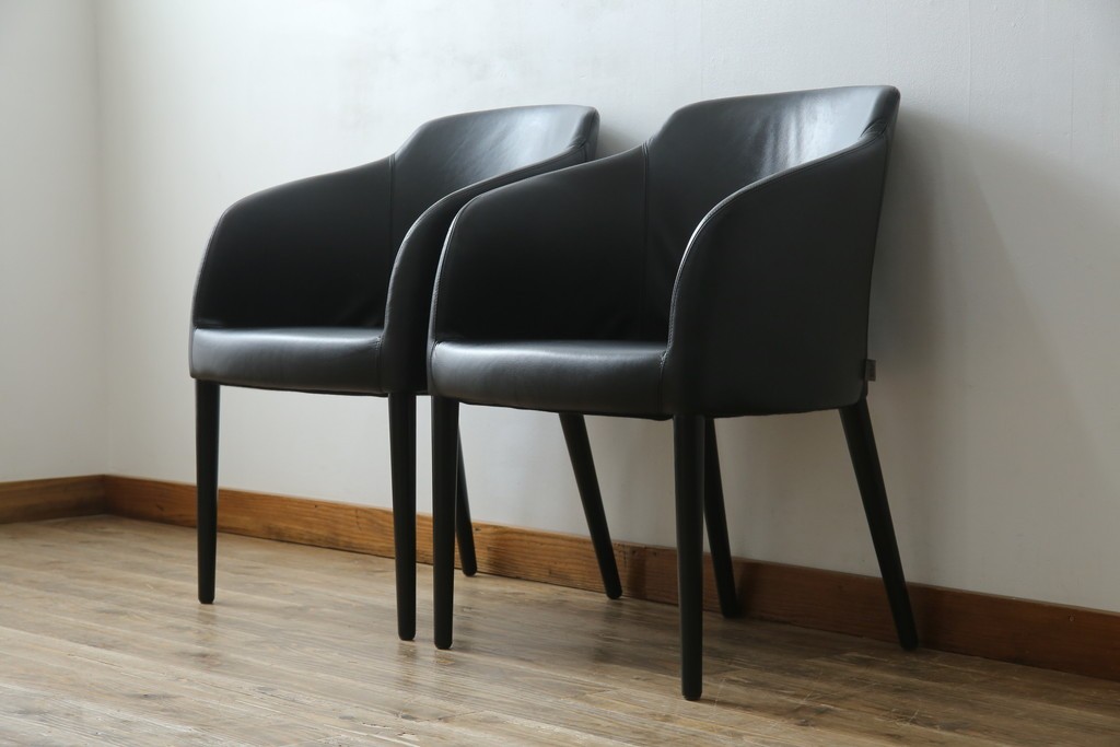 中古　美品　IDC大塚家具取り扱い　Elba(エルバ)　Emozione(エモジオーネ)　モダンな空間に上品なアクセントを添える本革ダイニングチェア2脚　セット定価約27万円　(R-083208)