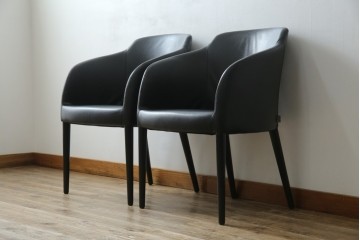 中古　美品　IDC大塚家具取り扱い　Elba(エルバ)　Emozione(エモジオーネ)　モダンな空間に上品なアクセントを添える本革ダイニングチェア2脚　セット定価約27万円　(R-083208)