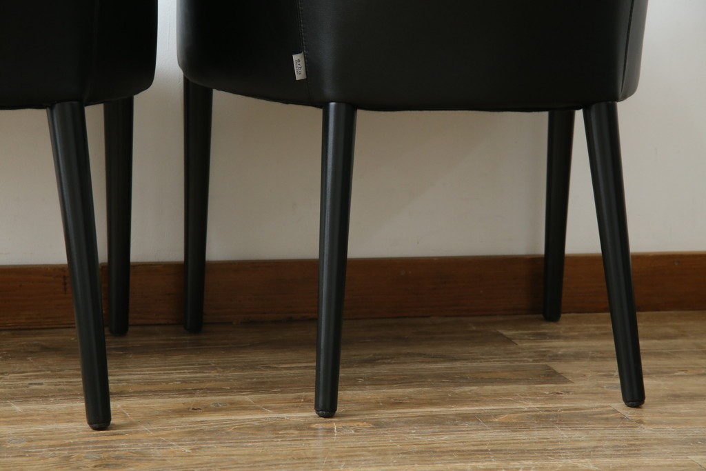 中古　美品　IDC大塚家具取り扱い　Elba(エルバ)　Emozione(エモジオーネ)　モダンな空間に上品なアクセントを添える本革ダイニングチェア2脚　セット定価約27万円　(R-083208)