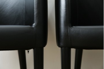 中古　美品　IDC大塚家具取り扱い　Elba(エルバ)　Emozione(エモジオーネ)　モダンな空間に上品なアクセントを添える本革ダイニングチェア2脚　セット定価約27万円　(R-083208)