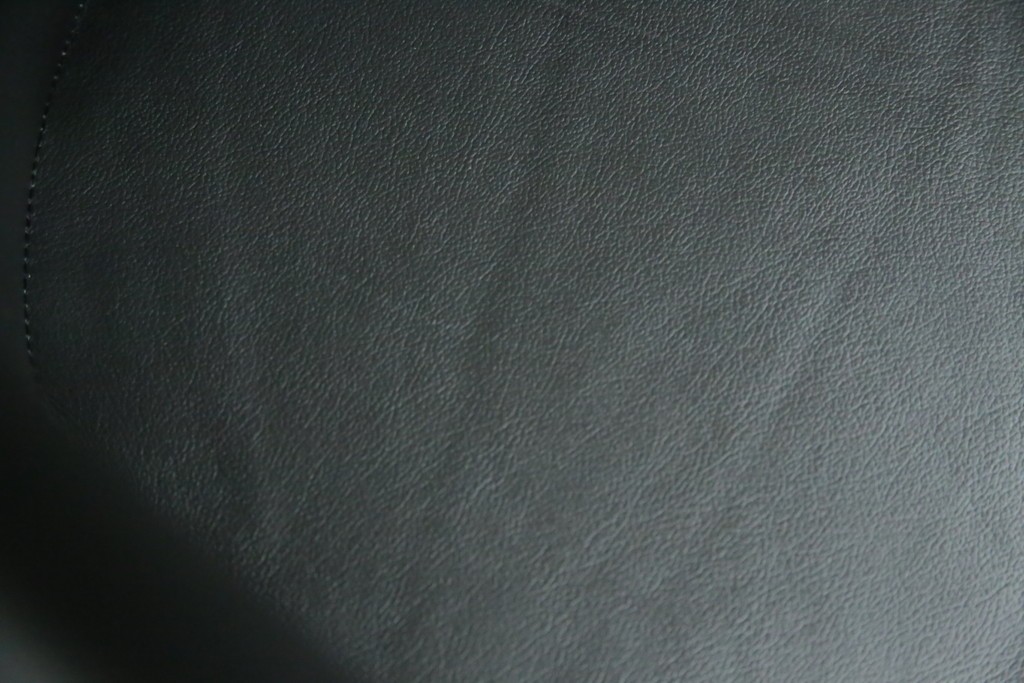 中古　美品　IDC大塚家具取り扱い　Elba(エルバ)　Emozione(エモジオーネ)　モダンな空間に上品なアクセントを添える本革ダイニングチェア2脚　セット定価約27万円　(R-083208)