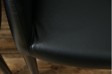 中古　美品　IDC大塚家具取り扱い　Elba(エルバ)　Emozione(エモジオーネ)　モダンな空間に上品なアクセントを添える本革ダイニングチェア2脚　セット定価約27万円　(R-083208)