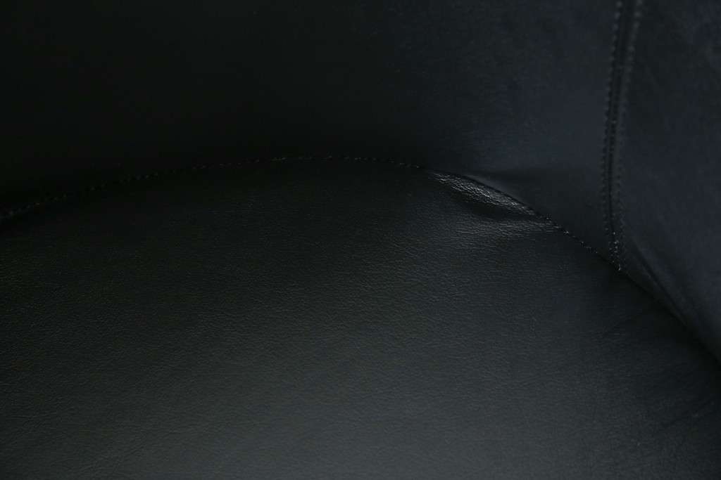 中古　美品　IDC大塚家具取り扱い　Elba(エルバ)　Emozione(エモジオーネ)　モダンな空間に上品なアクセントを添える本革ダイニングチェア2脚　セット定価約27万円　(R-083208)