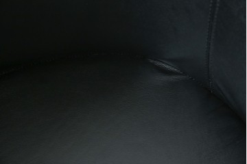 中古　美品　IDC大塚家具取り扱い　Elba(エルバ)　Emozione(エモジオーネ)　モダンな空間に上品なアクセントを添える本革ダイニングチェア2脚　セット定価約27万円　(R-083208)