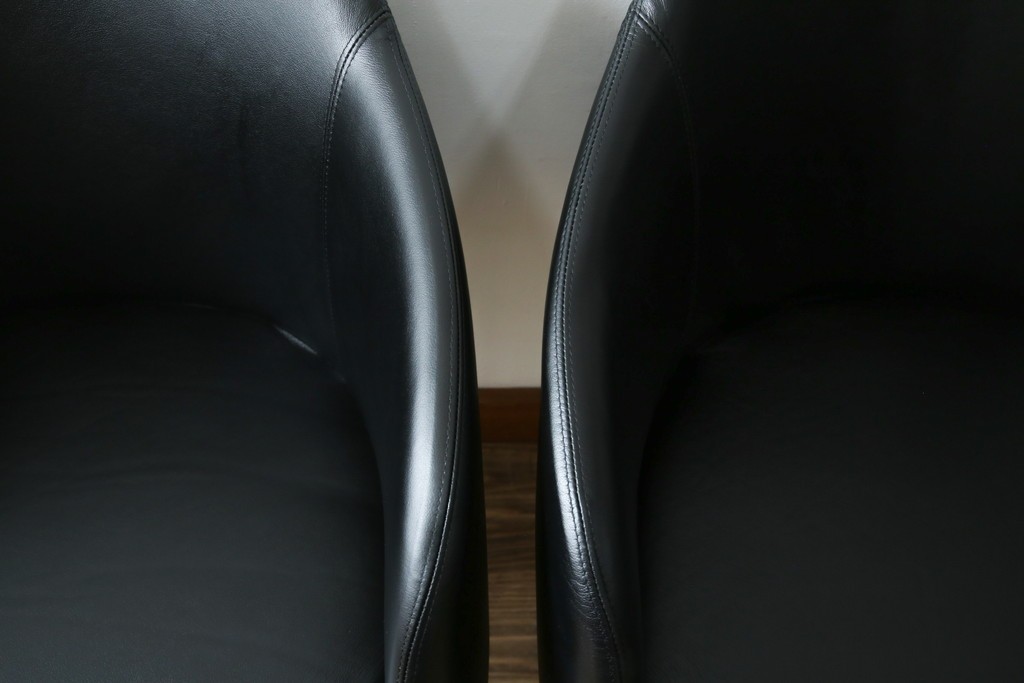 中古　美品　IDC大塚家具取り扱い　Elba(エルバ)　Emozione(エモジオーネ)　モダンな空間に上品なアクセントを添える本革ダイニングチェア2脚　セット定価約27万円　(R-083208)