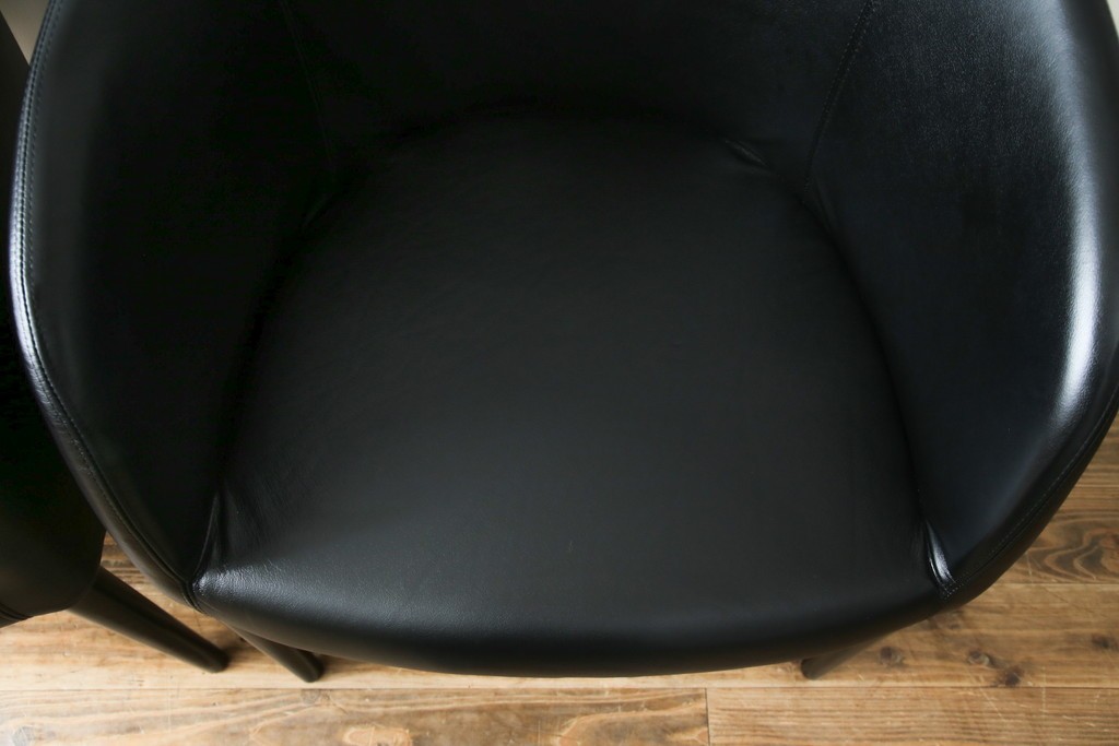 中古　美品　IDC大塚家具取り扱い　Elba(エルバ)　Emozione(エモジオーネ)　モダンな空間に上品なアクセントを添える本革ダイニングチェア2脚　セット定価約27万円　(R-083208)