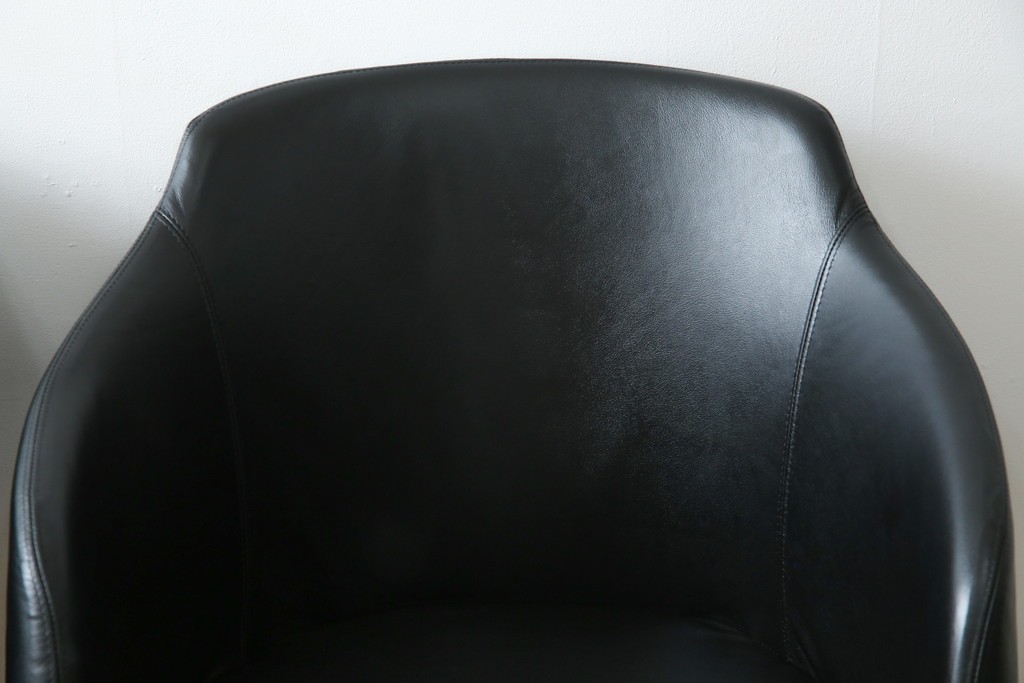 中古　美品　IDC大塚家具取り扱い　Elba(エルバ)　Emozione(エモジオーネ)　モダンな空間に上品なアクセントを添える本革ダイニングチェア2脚　セット定価約27万円　(R-083208)