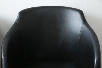 中古　美品　IDC大塚家具取り扱い　Elba(エルバ)　Emozione(エモジオーネ)　モダンな空間に上品なアクセントを添える本革ダイニングチェア2脚　セット定価約27万円　(R-083208)