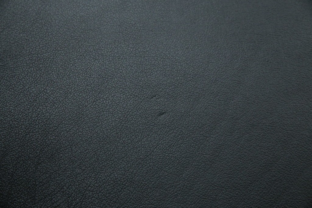 中古　美品　IDC大塚家具取り扱い　Elba(エルバ)　Emozione(エモジオーネ)　モダンな空間に上品なアクセントを添える本革ダイニングチェア2脚　セット定価約27万円　(R-083208)