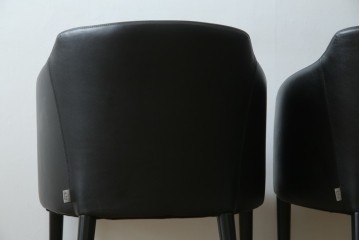 中古　美品　IDC大塚家具取り扱い　Elba(エルバ)　Emozione(エモジオーネ)　モダンな空間に上品なアクセントを添える本革ダイニングチェア2脚　セット定価約27万円　(R-083208)