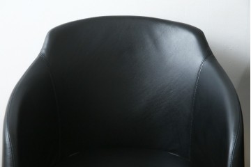 中古　美品　IDC大塚家具取り扱い　Elba(エルバ)　Emozione(エモジオーネ)　モダンな空間に上品なアクセントを添える本革ダイニングチェア2脚　セット定価約27万円　(R-083208)