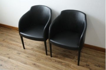 中古　美品　IDC大塚家具取り扱い　Elba(エルバ)　Emozione(エモジオーネ)　モダンな空間に上品なアクセントを添える本革ダイニングチェア2脚　セット定価約27万円　(R-083208)