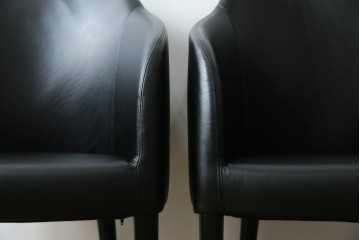 中古　美品　IDC大塚家具取り扱い　Elba(エルバ)　Emozione(エモジオーネ)　モダンな空間に上品なアクセントを添える本革ダイニングチェア2脚　セット定価約27万円　(R-083208)