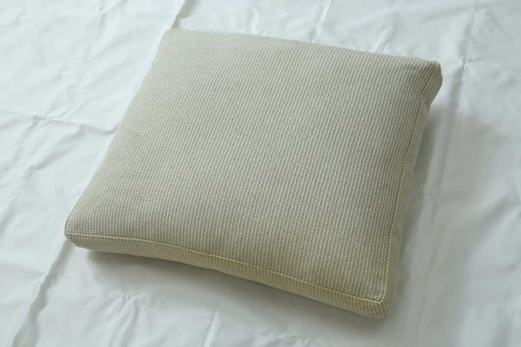 中古　美品　arflex(アルフレックス)　sona(ソーナ)　ファブリックが高級感を醸し出すクッション　定価約5.5万円　(R-083210)