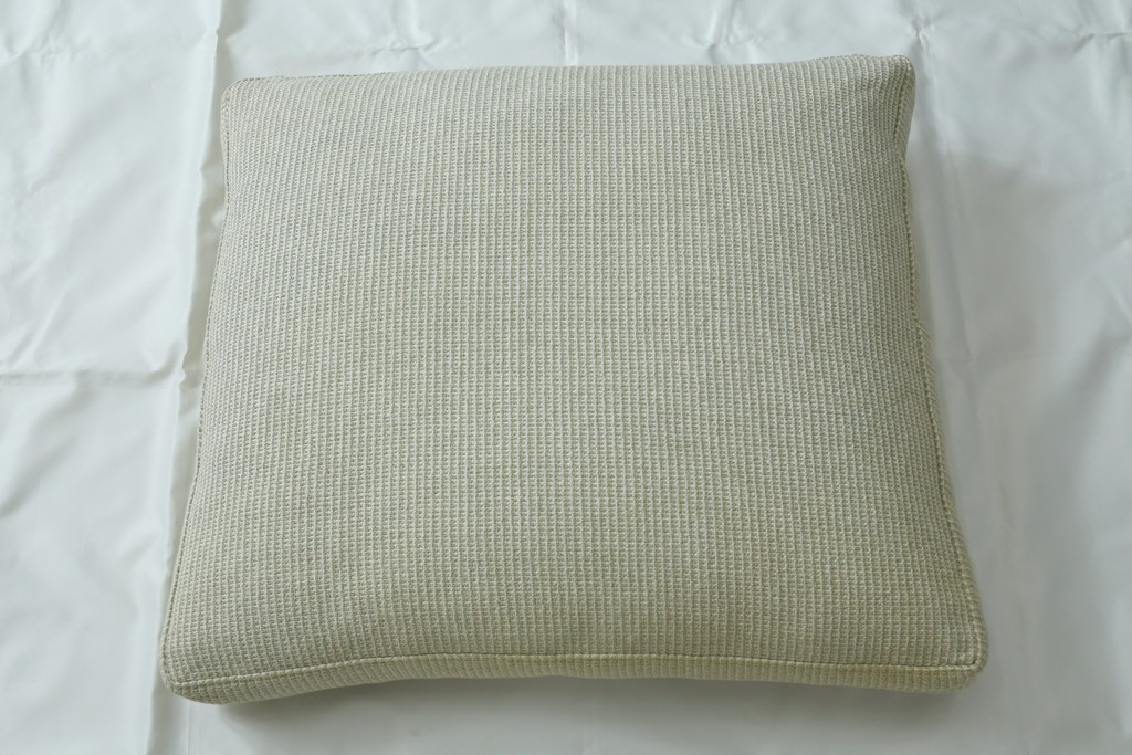 中古　美品　arflex(アルフレックス)　sona(ソーナ)　ファブリックが高級感を醸し出すクッション　定価約5.5万円　(R-083210)