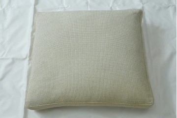 中古　美品　arflex(アルフレックス)　sona(ソーナ)　ファブリックが高級感を醸し出すクッション　定価約5.5万円　(R-083210)