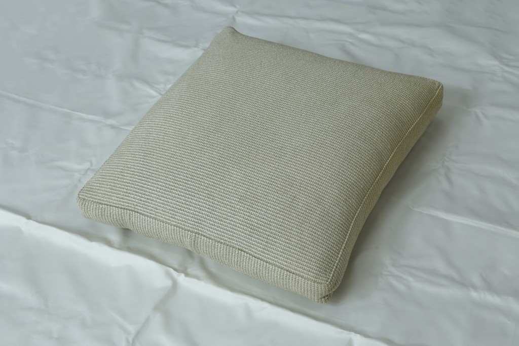 中古　美品　arflex(アルフレックス)　sona(ソーナ)　ファブリックが高級感を醸し出すクッション　定価約5.5万円　(R-083210)