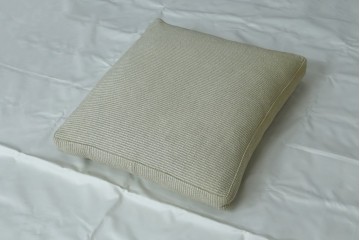 中古　美品　arflex(アルフレックス)　sona(ソーナ)　ファブリックが高級感を醸し出すクッション　定価約5.5万円　(R-083210)