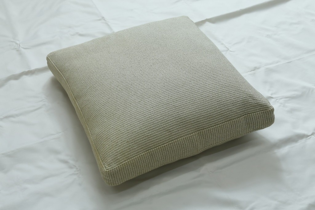 中古　美品　arflex(アルフレックス)　sona(ソーナ)　ファブリックが高級感を醸し出すクッション　定価約5.5万円　(R-083210)