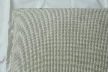 中古　美品　arflex(アルフレックス)　sona(ソーナ)　ファブリックが高級感を醸し出すクッション　定価約5.5万円　(R-083210)