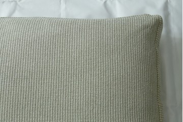 中古　美品　arflex(アルフレックス)　sona(ソーナ)　ファブリックが高級感を醸し出すクッション　定価約5.5万円　(R-083210)