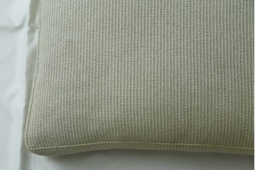 中古　美品　arflex(アルフレックス)　sona(ソーナ)　ファブリックが高級感を醸し出すクッション　定価約5.5万円　(R-083210)