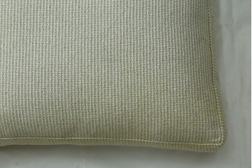中古　美品　arflex(アルフレックス)　sona(ソーナ)　ファブリックが高級感を醸し出すクッション　定価約5.5万円　(R-083210)