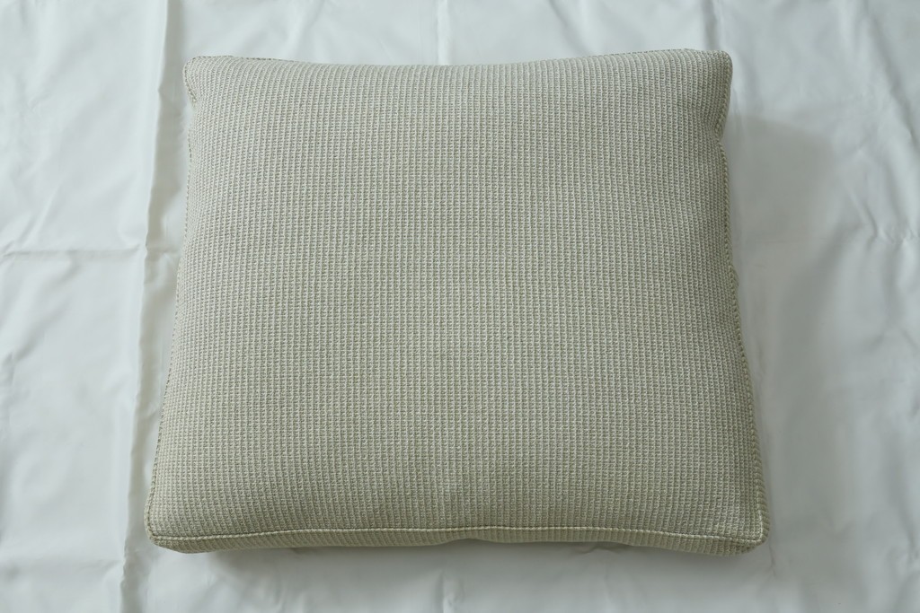 中古　美品　arflex(アルフレックス)　sona(ソーナ)　ファブリックが高級感を醸し出すクッション　定価約5.5万円　(R-083210)