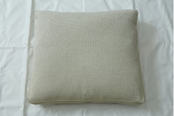 中古　美品　arflex(アルフレックス)　sona(ソーナ)　ファブリックが高級感を醸し出すクッション　定価約5.5万円　(R-083210)