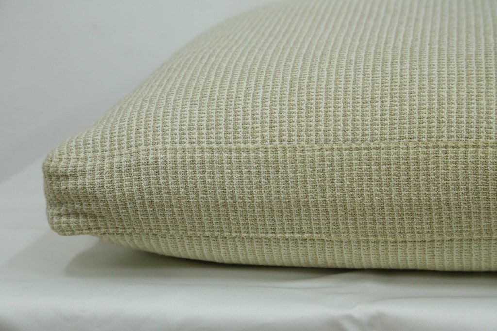 中古　美品　arflex(アルフレックス)　sona(ソーナ)　ファブリックが高級感を醸し出すクッション　定価約5.5万円　(R-083210)