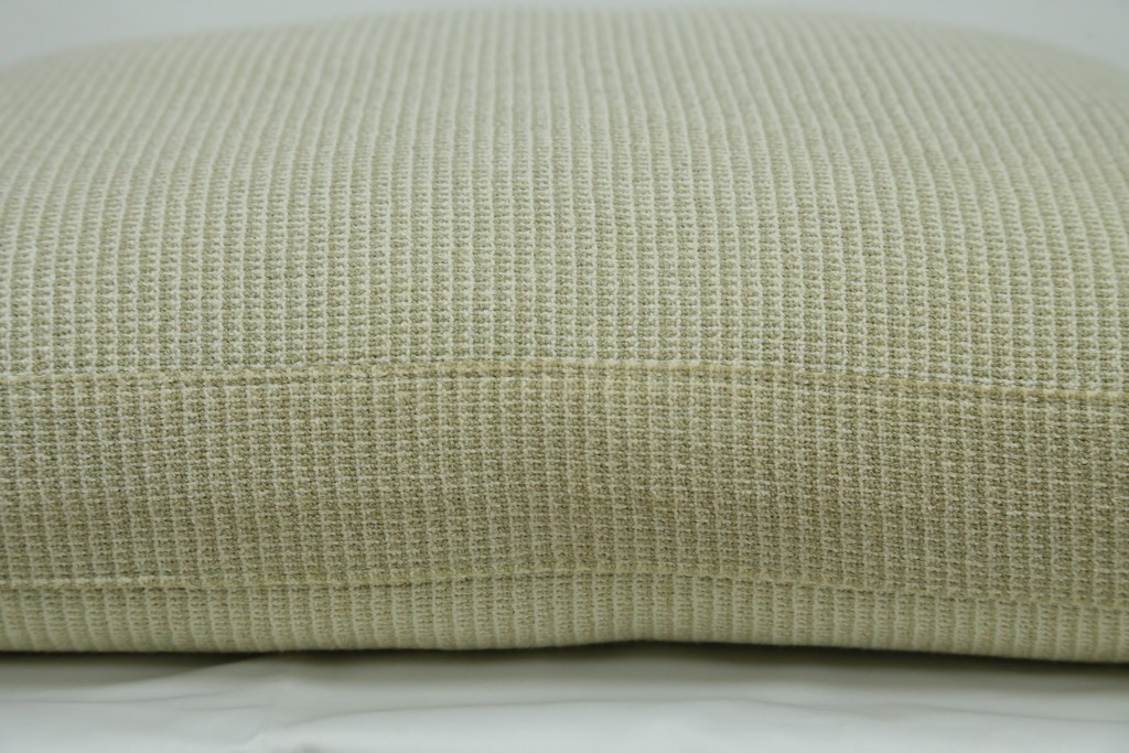 中古　美品　arflex(アルフレックス)　sona(ソーナ)　ファブリックが高級感を醸し出すクッション　定価約5.5万円　(R-083210)