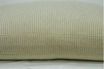 中古　美品　arflex(アルフレックス)　sona(ソーナ)　ファブリックが高級感を醸し出すクッション　定価約5.5万円　(R-083210)