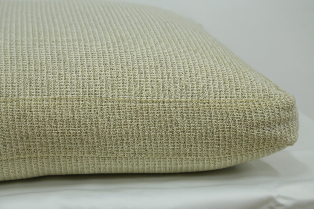 中古　美品　arflex(アルフレックス)　sona(ソーナ)　ファブリックが高級感を醸し出すクッション　定価約5.5万円　(R-083210)