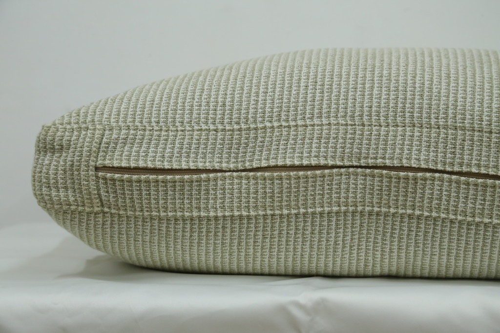 中古　美品　arflex(アルフレックス)　sona(ソーナ)　ファブリックが高級感を醸し出すクッション　定価約5.5万円　(R-083210)