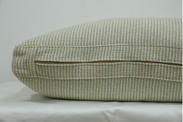 中古　美品　arflex(アルフレックス)　sona(ソーナ)　ファブリックが高級感を醸し出すクッション　定価約5.5万円　(R-083210)