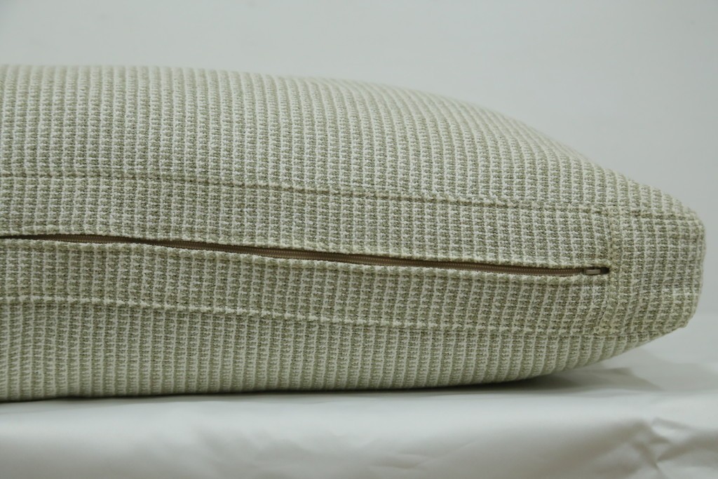 中古　美品　arflex(アルフレックス)　sona(ソーナ)　ファブリックが高級感を醸し出すクッション　定価約5.5万円　(R-083210)